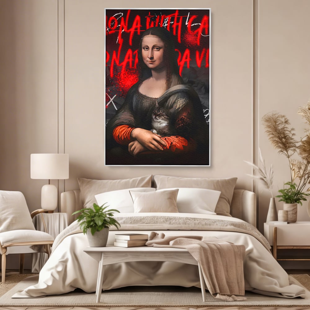 Tablou canvas cu tablou canvas cu mona lisa si o pisica, in rama de aluminiu argintiu, pe perete intr-un dormitor